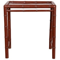 Mesa auxiliar minimalista vintage de bambú con pátina marrón rojiza y tablero encastrado