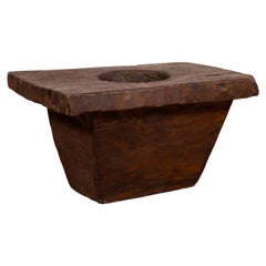 Rustikales Holzgefäß des frühen 20. Jahrhunderts mit verjüngtem Korpus und brauner Patina