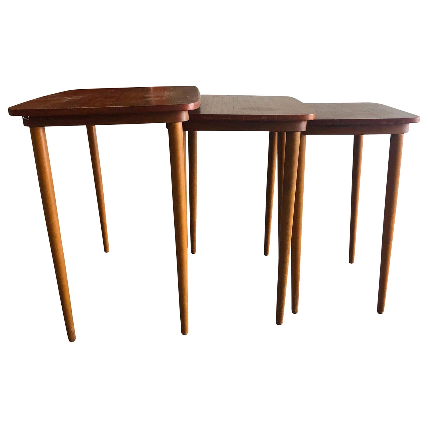 Ensemble danois du 20ème siècle de trois tables gigognes vintage scandinaves gigognes en teck