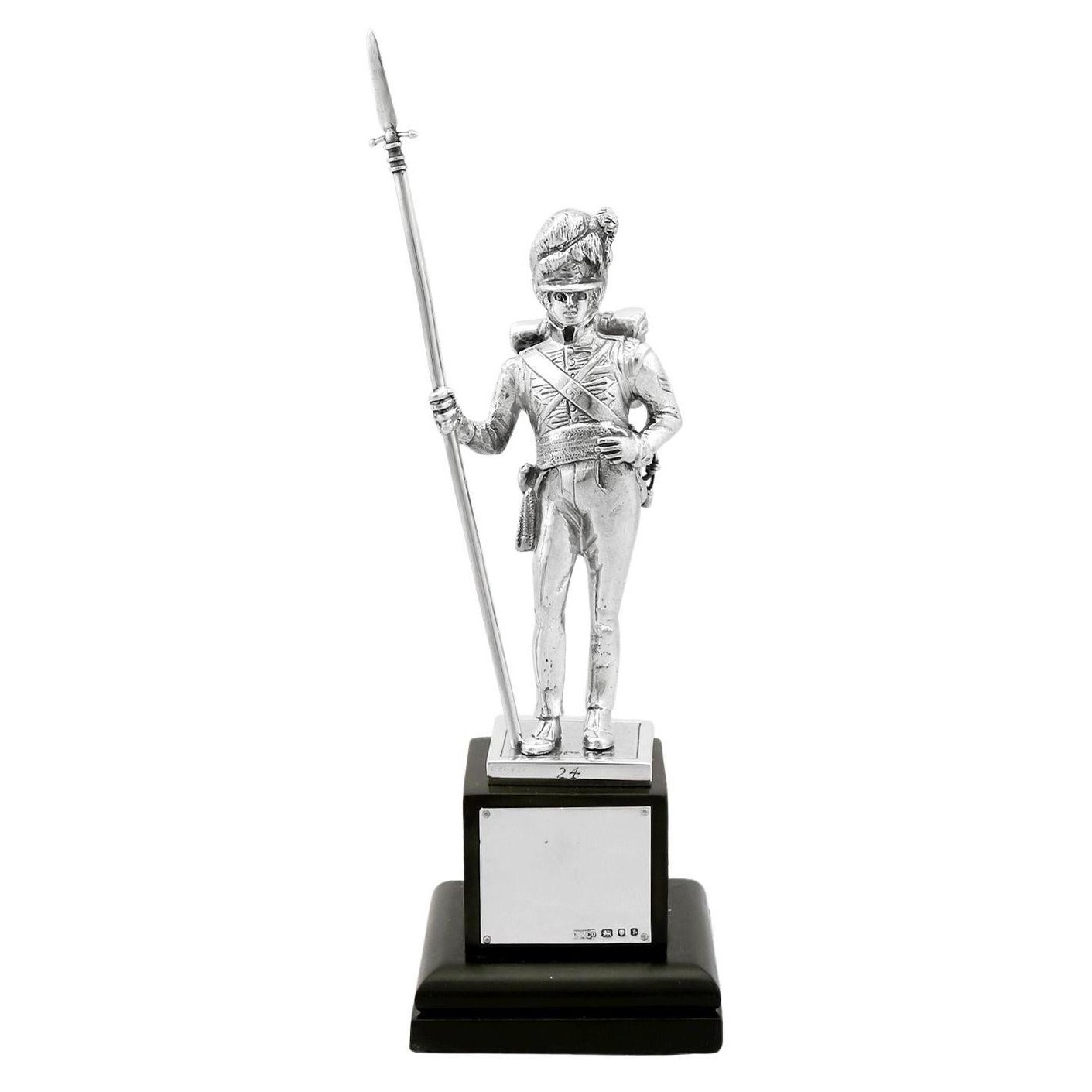 Trophée de présentation en argent sterling représentant un soldat, 1974 en vente