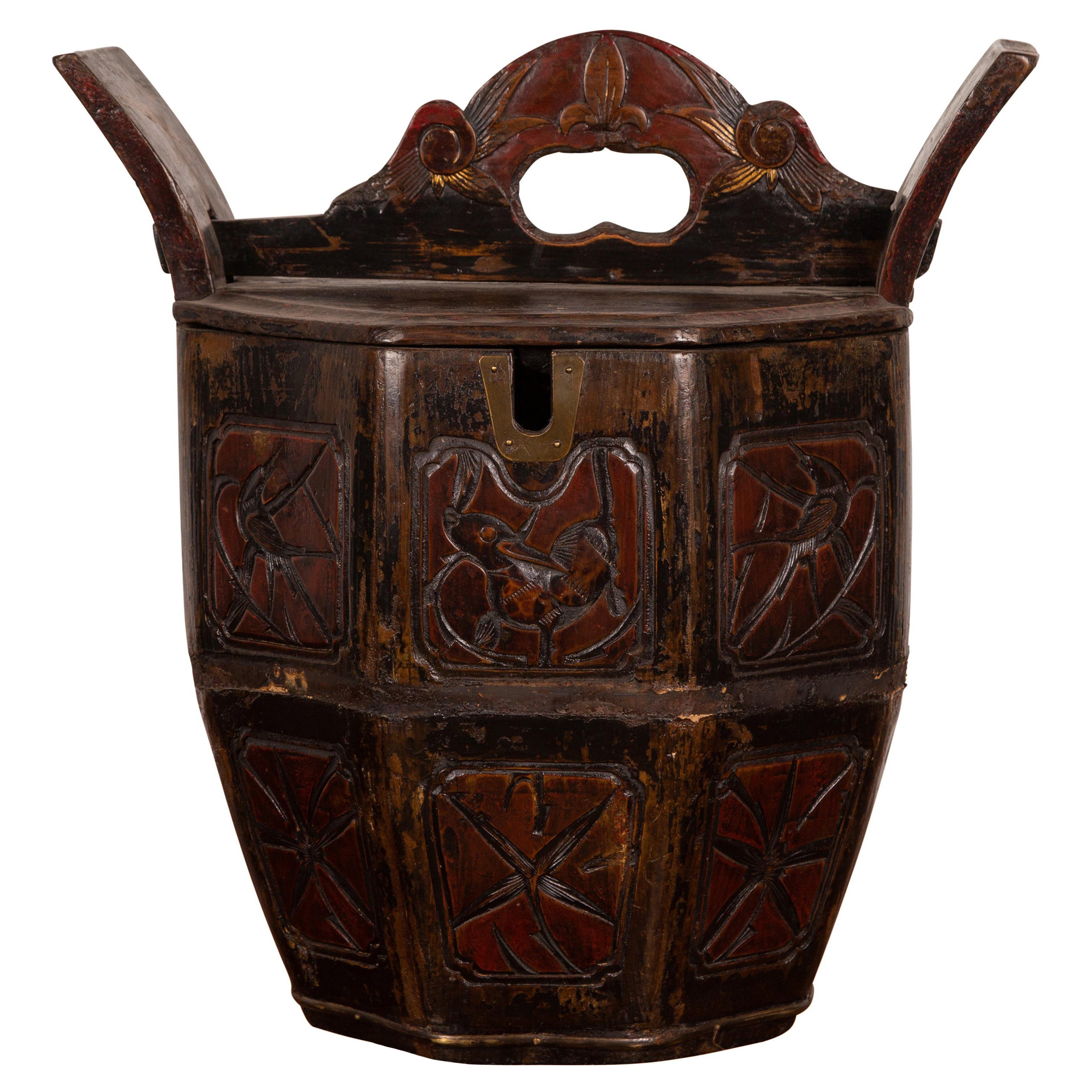 Caja nupcial de finales de la dinastía Qing con asa tallada y motivos de animales y follaje en venta