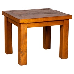 Minimalistischer niedriger Beistelltisch aus Naturholz mit quadratischen Beinen und zeitgenössischem Design
