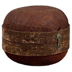Sombrerera circular china vintage de ratán tejido y madera con pátina envejecida