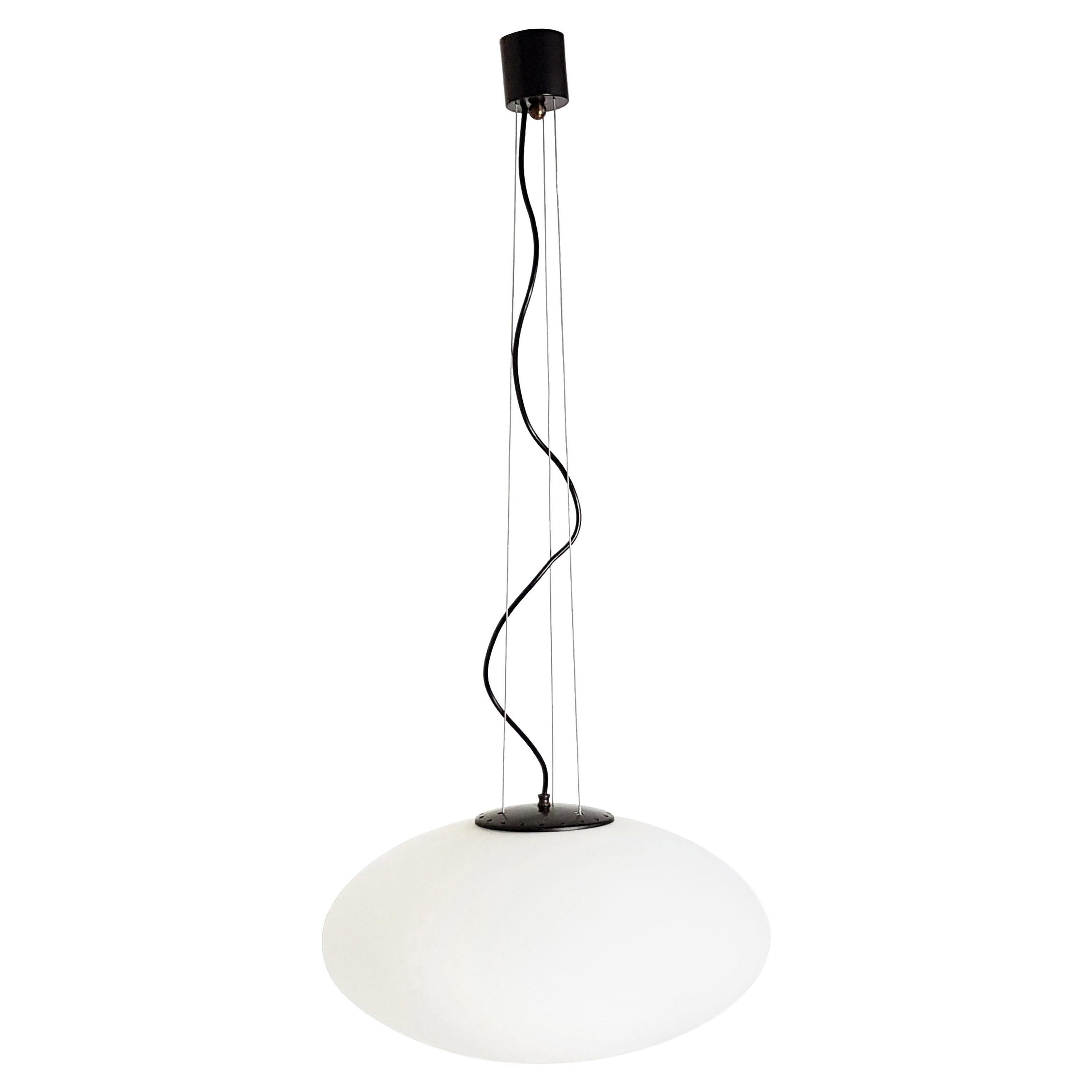 Lampe à suspension italienne à abat-jour ovale noir et blanc des années 1960 dans le style de Stilnovo en vente
