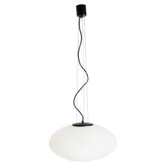 Lampe à suspension italienne à abat-jour ovale noir et blanc des années 1960 dans le style de Stilnovo