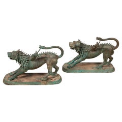 Coppia di sculture di animali guardiani mitologici in bronzo con patina di Verdigris