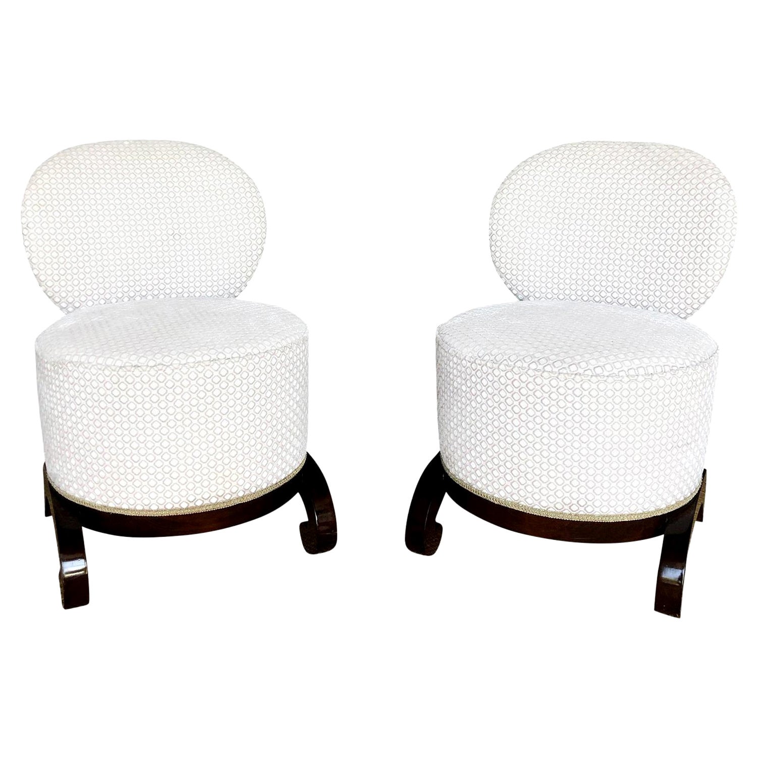 Paar weiße französische Vintage-Art-Déco-Mahagoni-Kommoden, Beistellstühle aus dem 20. Jahrhundert im Angebot