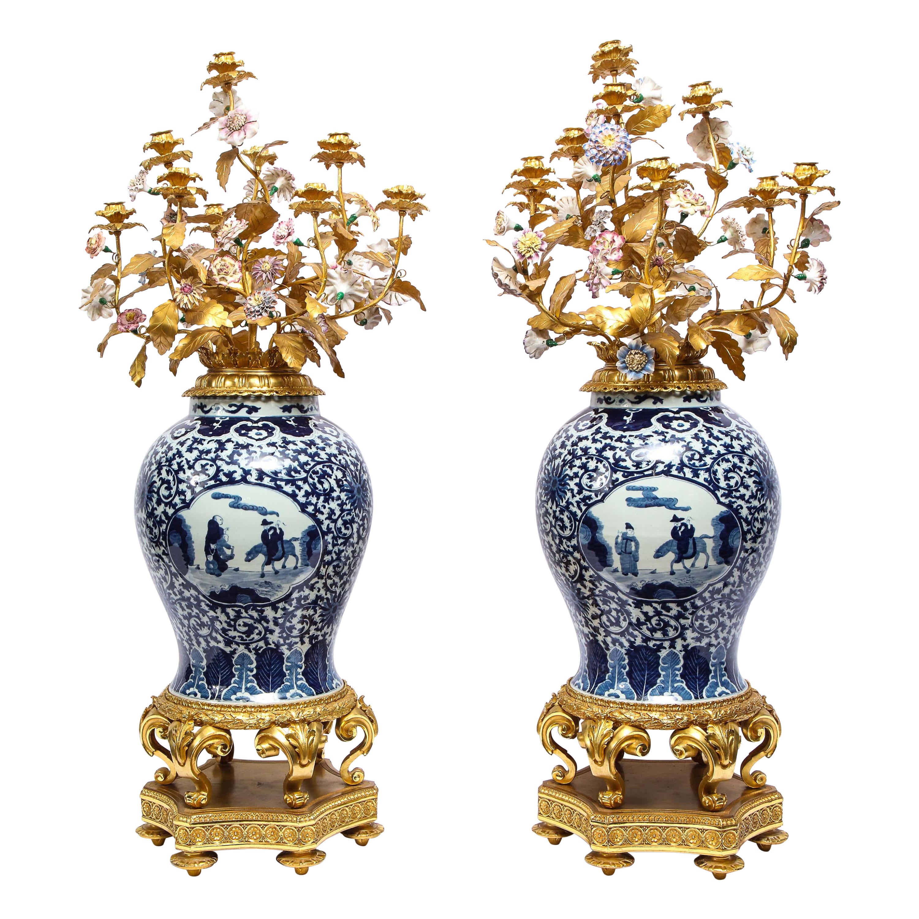 Paire de candélabres à dix bras en porcelaine bleue et blanche de Chine montés en bronze doré