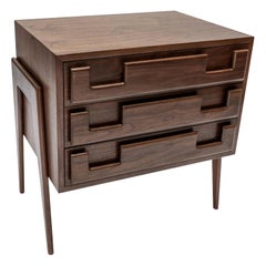 Mesillas de noche personalizadas de nogal con tres cajones estilo Midcentury by Adesso Imports