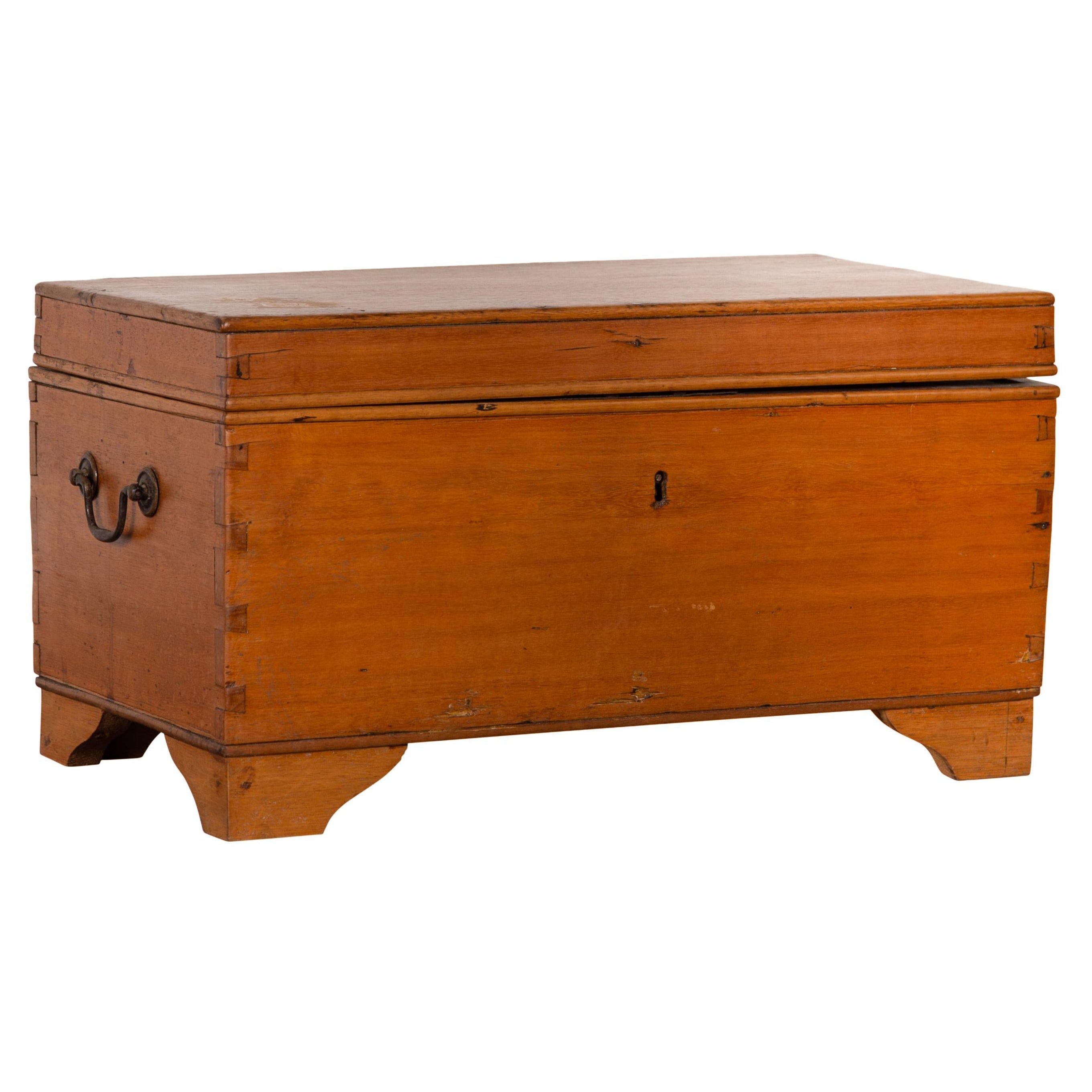 Antica scatola decorativa indonesiana in Wood con decorazioni interne laccate rosse e nere in vendita