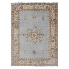 Tapis marocain vintage noué à la main en bleu pâle, taupe et brun clair