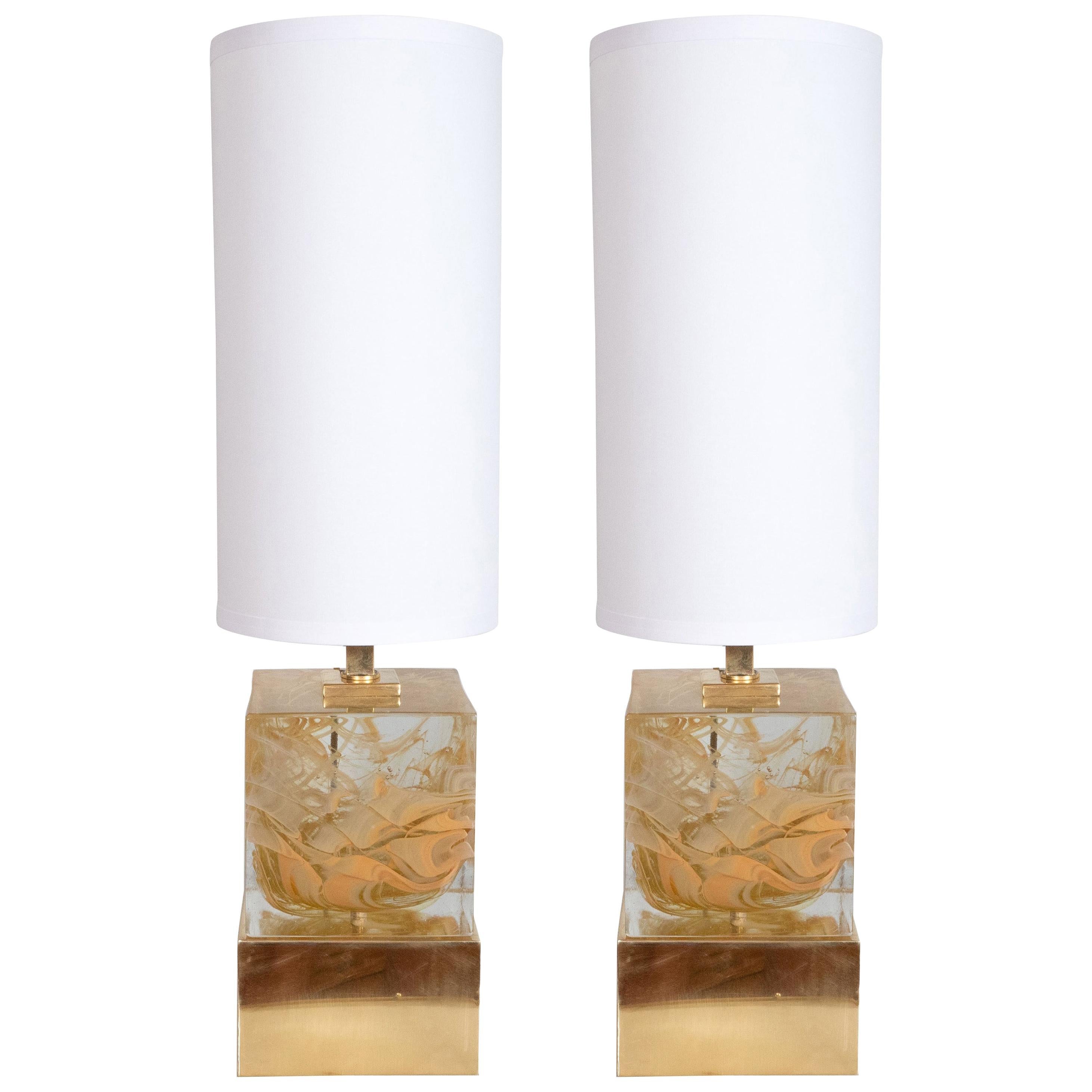 Paar quadratische Würfellampen aus massivem Murano-Glas mit Goldwirbel und Messingsockel, Italien im Angebot
