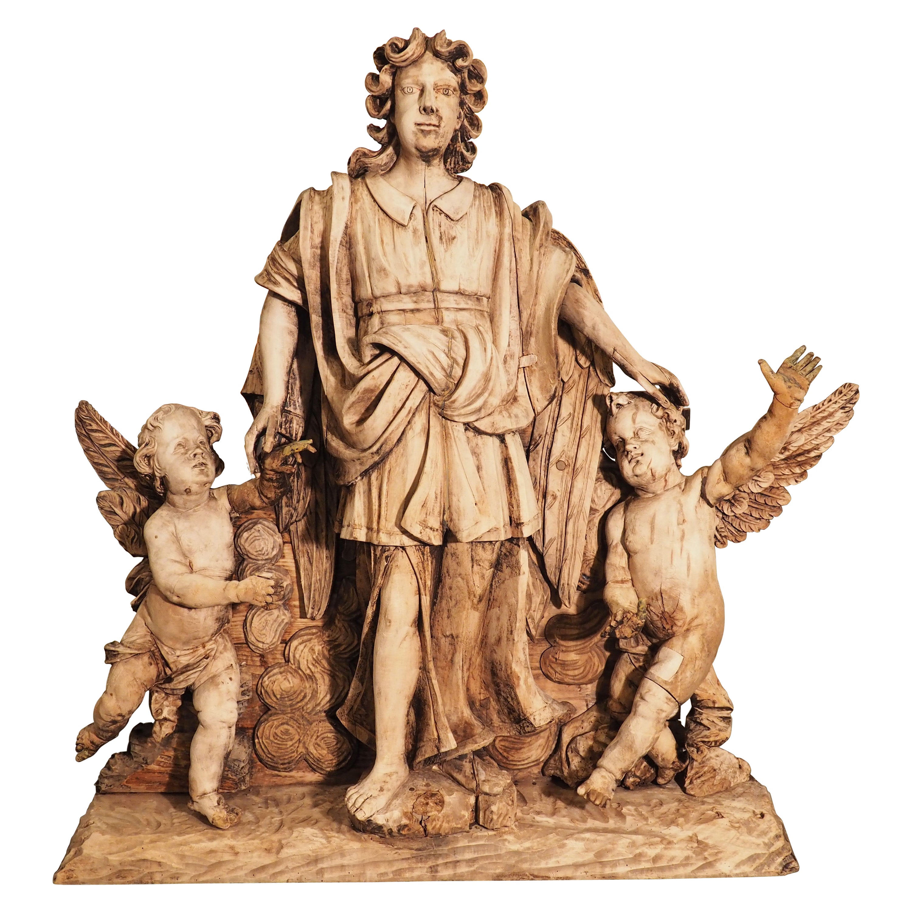 Grande sculpture en bois du 18ème siècle représentant un ange et des chérubins