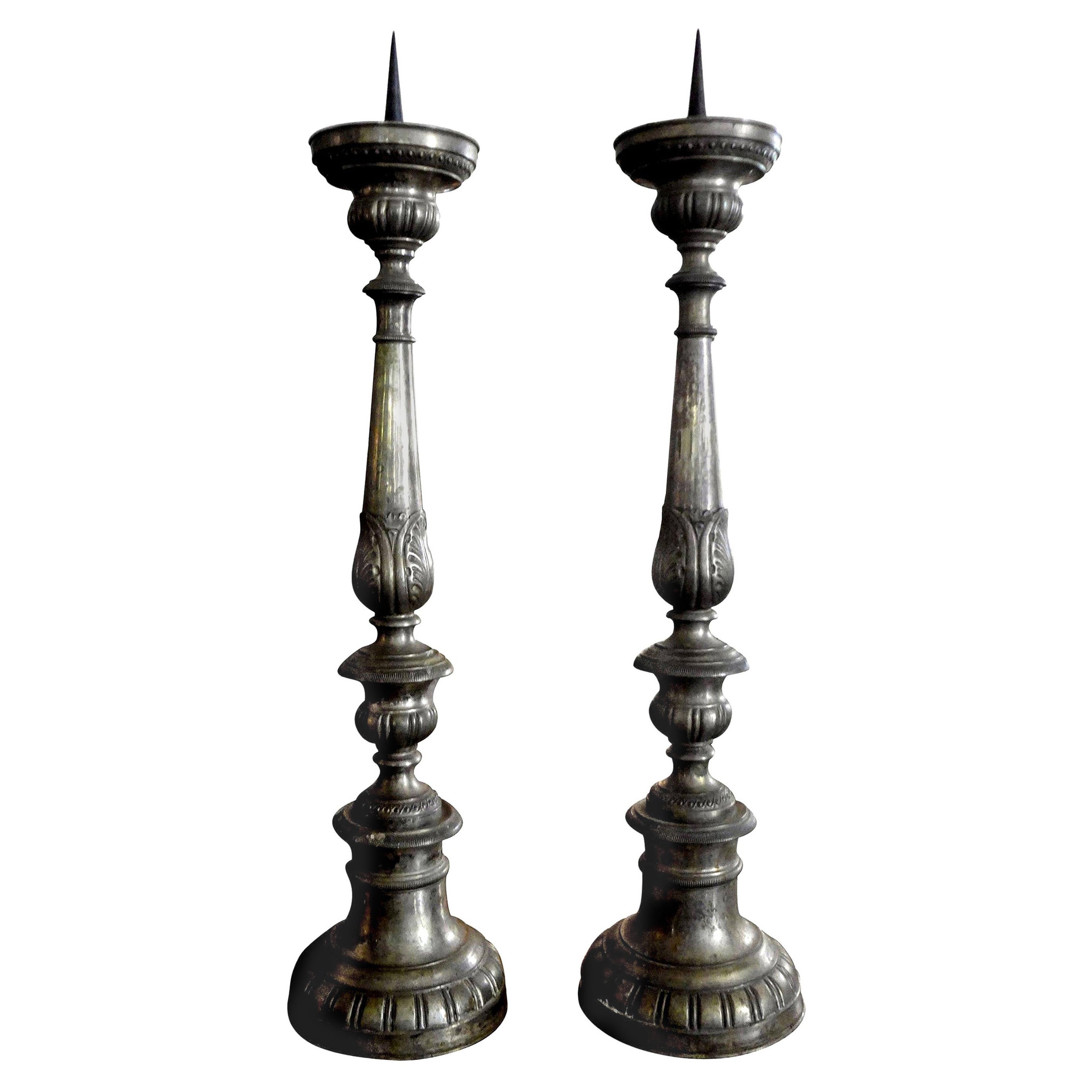 Coppia di candelabri in argento in stile Luigi XVI del XIX secolo