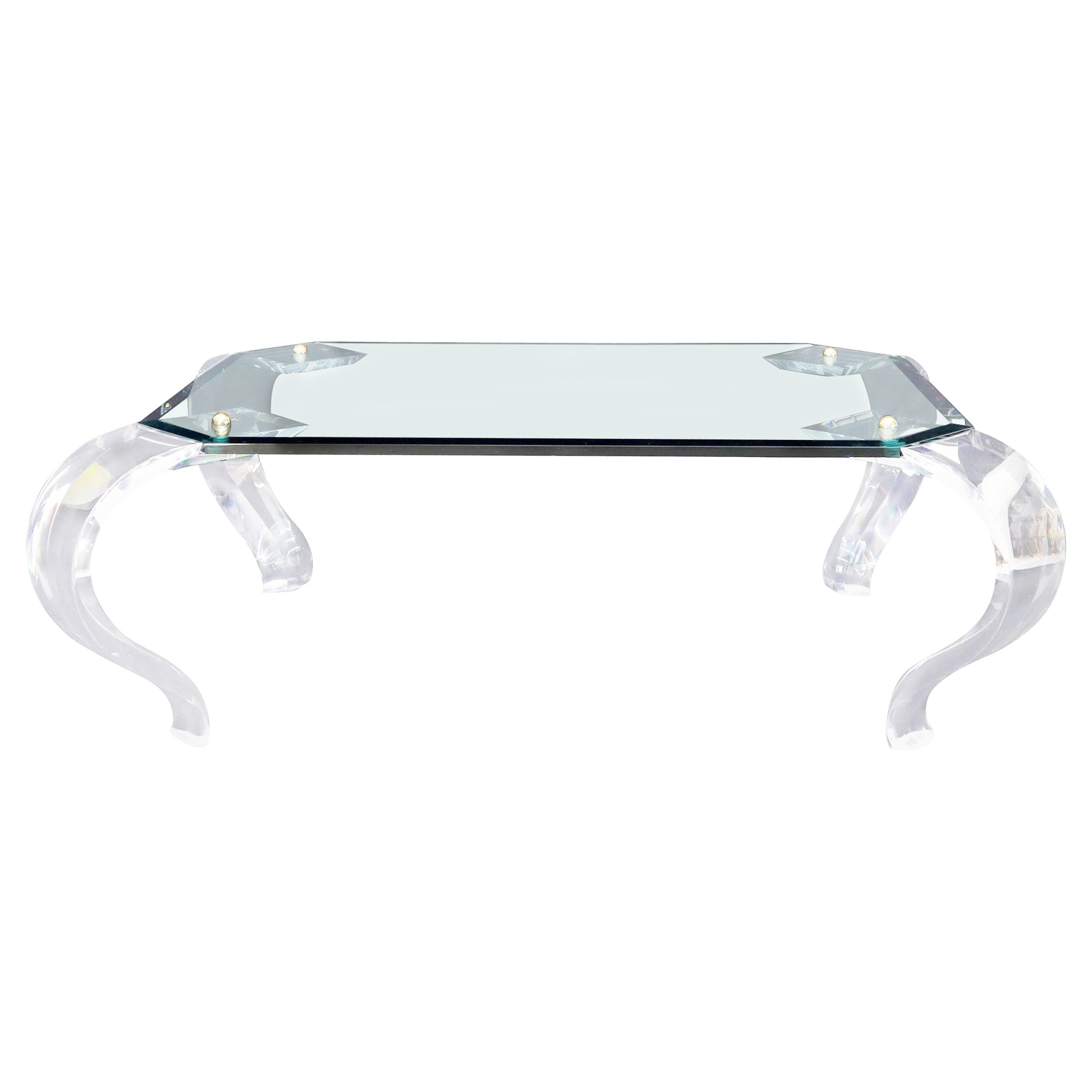Table basse rectangulaire à plateau en verre et pieds en lucite inclinés