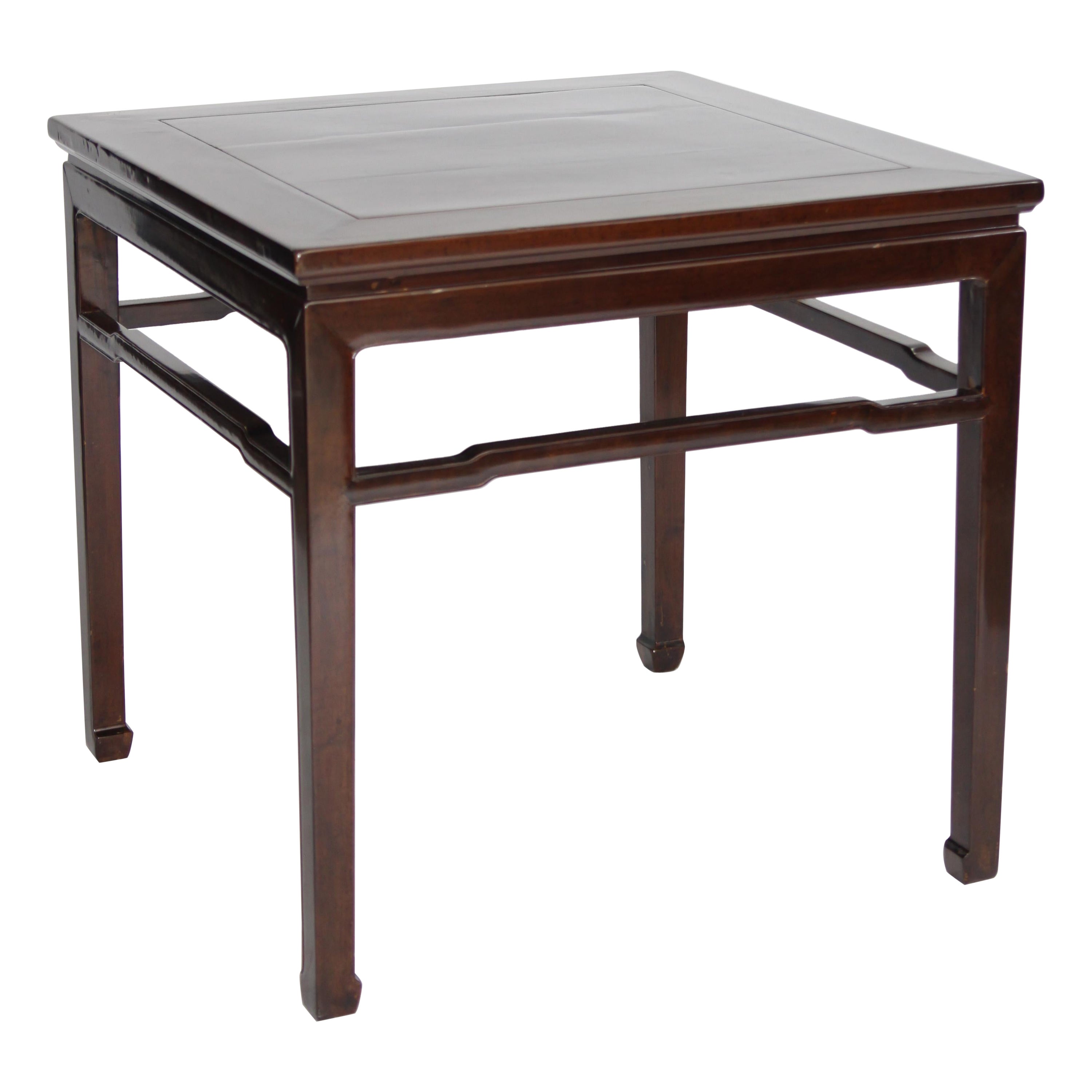 Antiker chinesischer quadratischer Tisch aus Nussbaumholz mit Humpback-Streifen und Huffüßen im Angebot