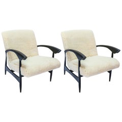 Paire de fauteuils fabriqués sur mesure en chêne noir mat et laine ivoire par Adesso Imports