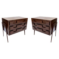 Paire de grandes tables de nuit personnalisées en noyer de style italien des années 1960 par Adesso Imports