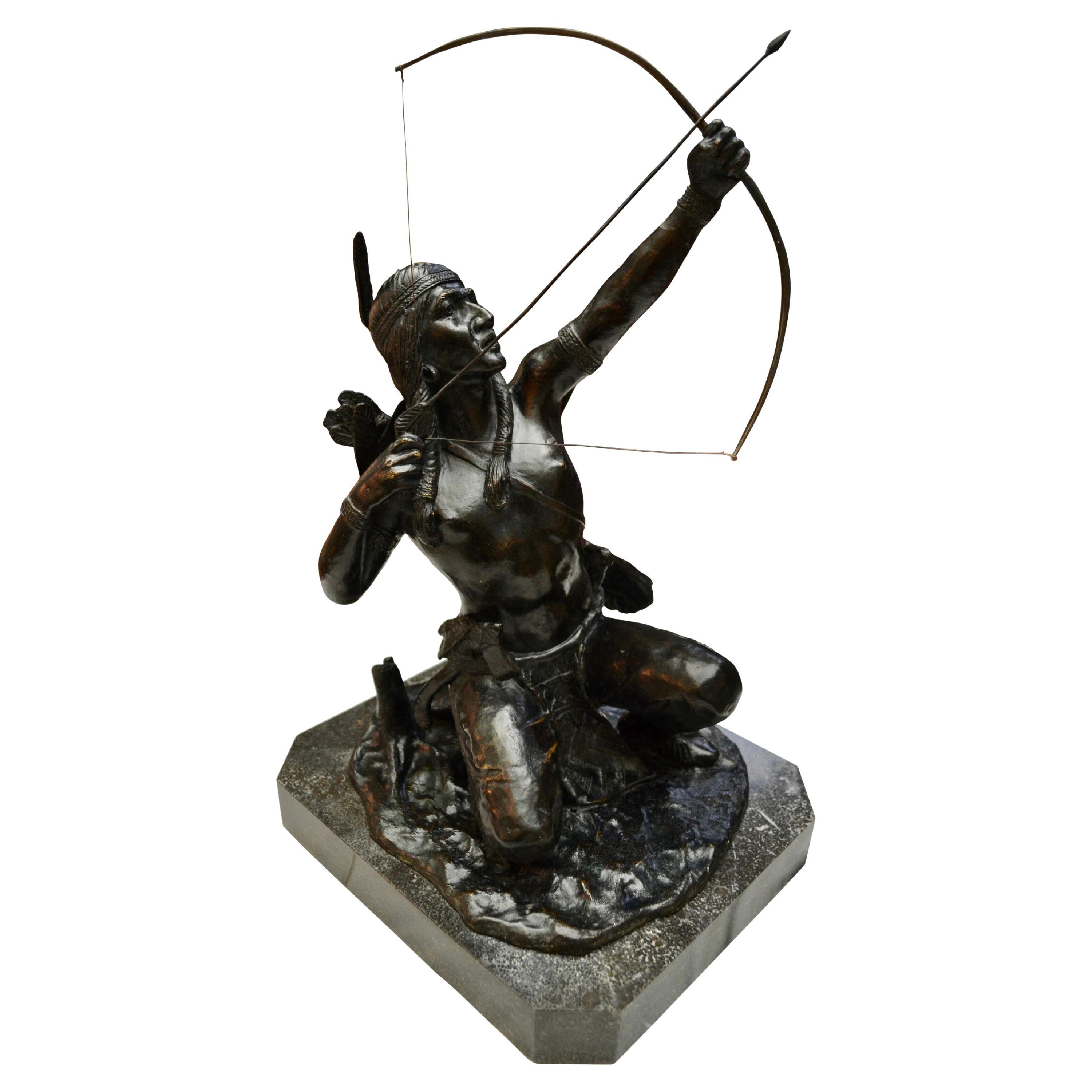 Rare statue en bronze patiné d'un Indien d'Amérique Archer à la chasse