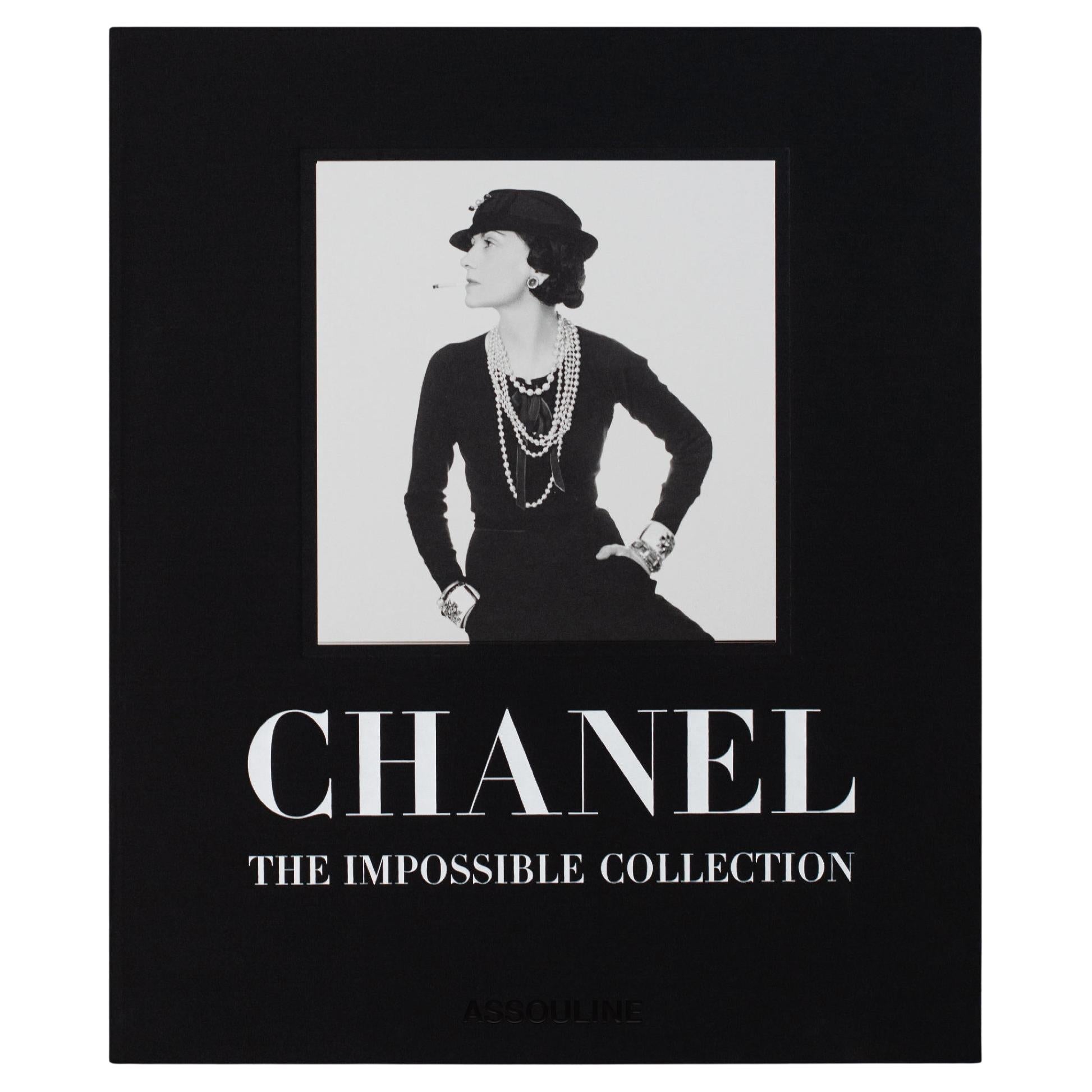 Mehr als jeder andere Designer ihrer Zeit hatte Gabrielle Chanel die Fähigkeit, die Entwicklung der zeitgenössischen Mode vorherzusehen. Als außergewöhnliche Selbsterfinderin revolutionierte Chanel den Lebensstil ihrer Zeit, indem sie ein modernes