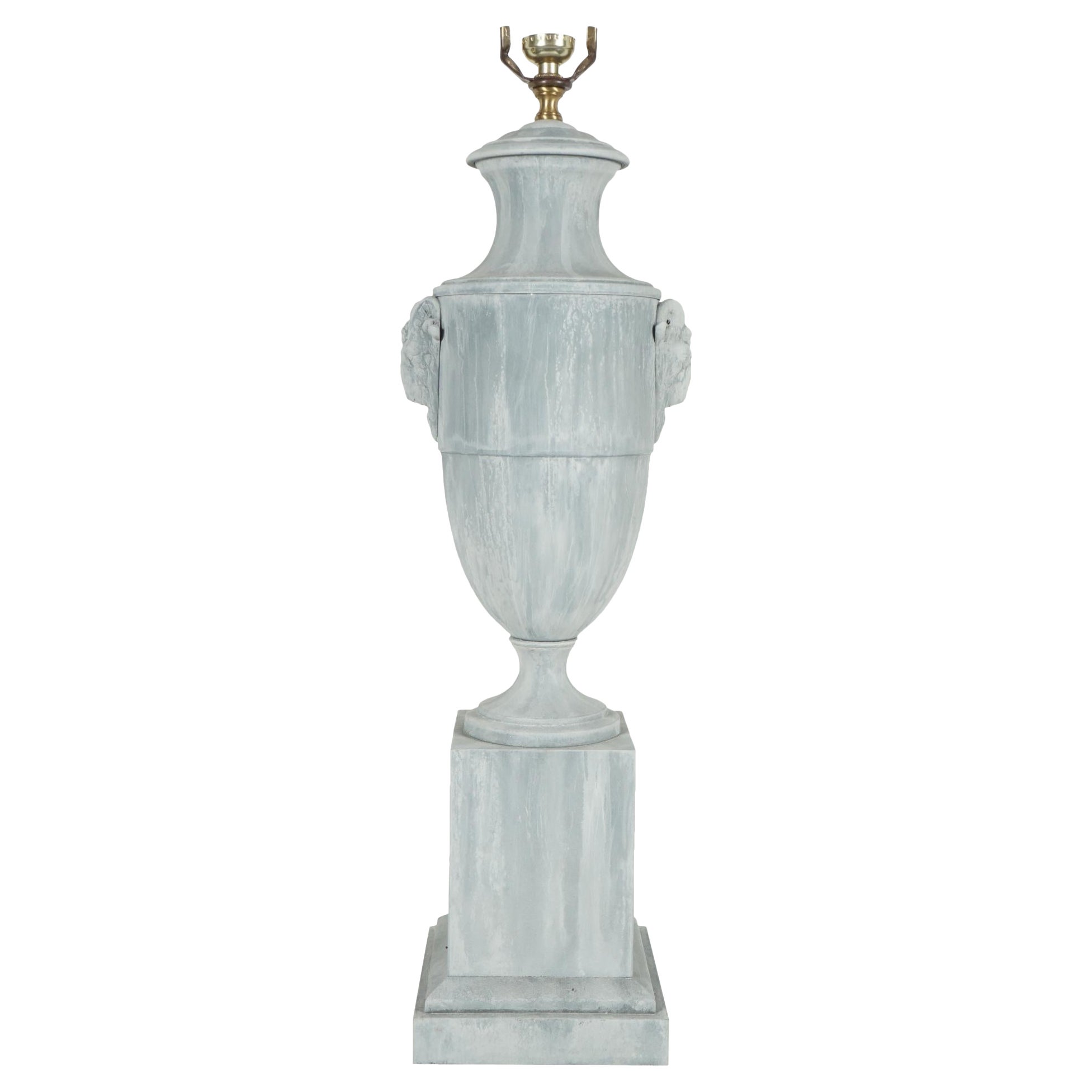 Lampe urne en zinc du début du 20ème siècle provenant de la succession de Bunny Mellon.