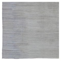 Grand tapis Kilim bleu clair, gris clair et crème avec un design moderne minimaliste