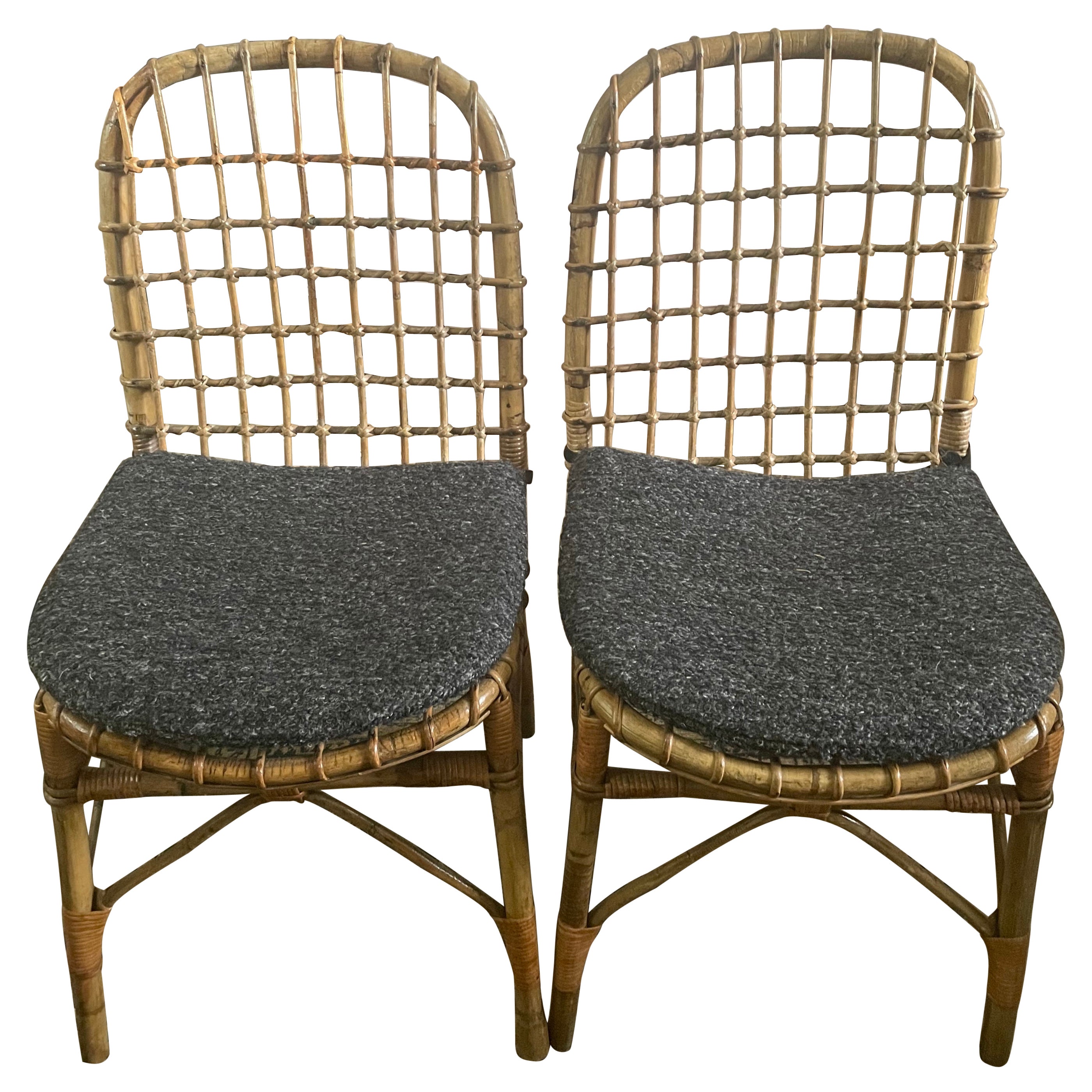Pair Italian rattan side chairs. Elegant pair Midcentury blond rattan and wicker vintage side chairs. With grey bouclé seat cushions with ties. Italy, mid-1960s
Dimensions: 19