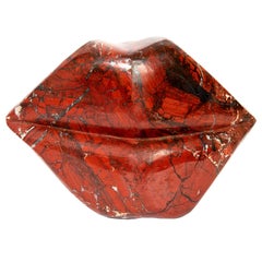 Großes Paar modellierter Lippen aus rotem Jaspis