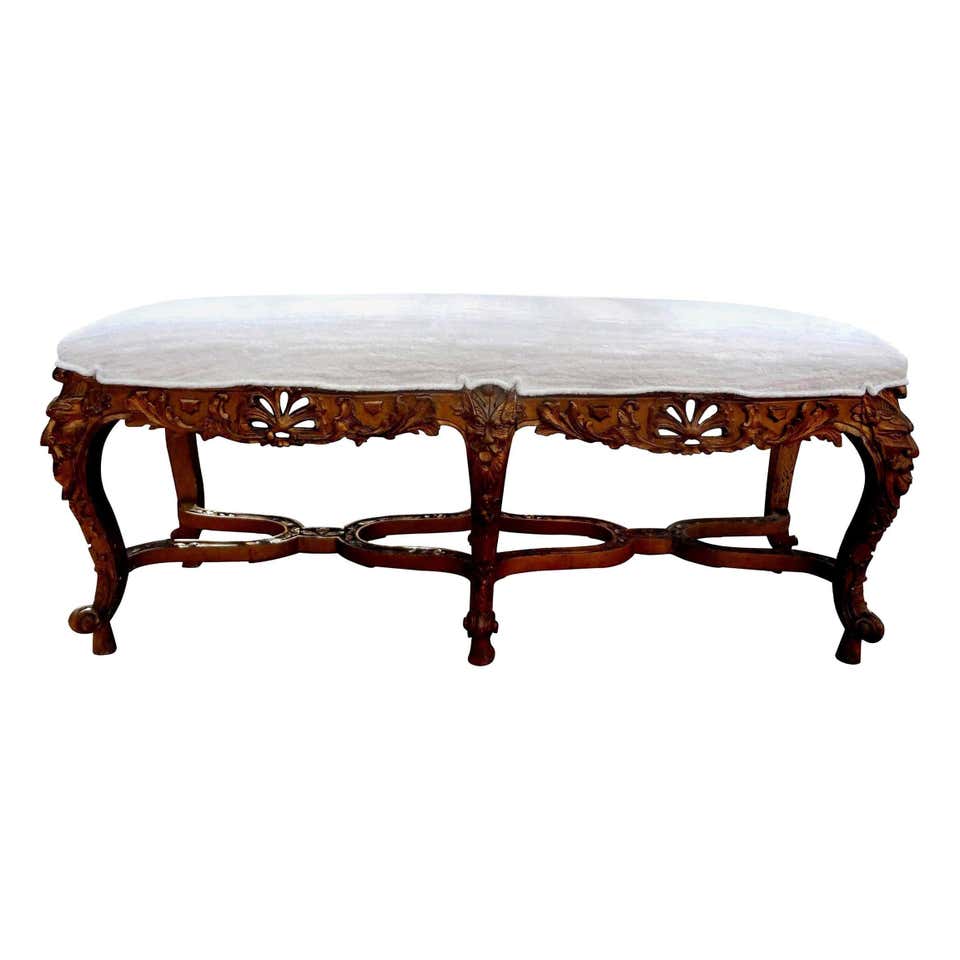 Banquette Repos-pieds De Style Français Louis XVI, En Bois Massif De Hetre Sculpte Et Fini A La Main Avec Patine En Feuille D Or Banquette Repos-pieds De Style Français Louis XVI, En Bois Massif De Hetre Sculpte Et Fini A La Main Avec Patine En Feuille D Or