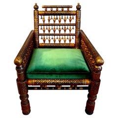 Marokkanischer handdekorierter Stuhl des 20. Jahrhunderts