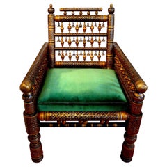 Silla marroquí del siglo XX decorada a mano
