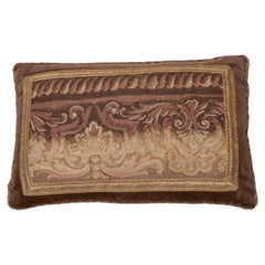 Coussin fragment de tapisserie du XVIIIe siècle