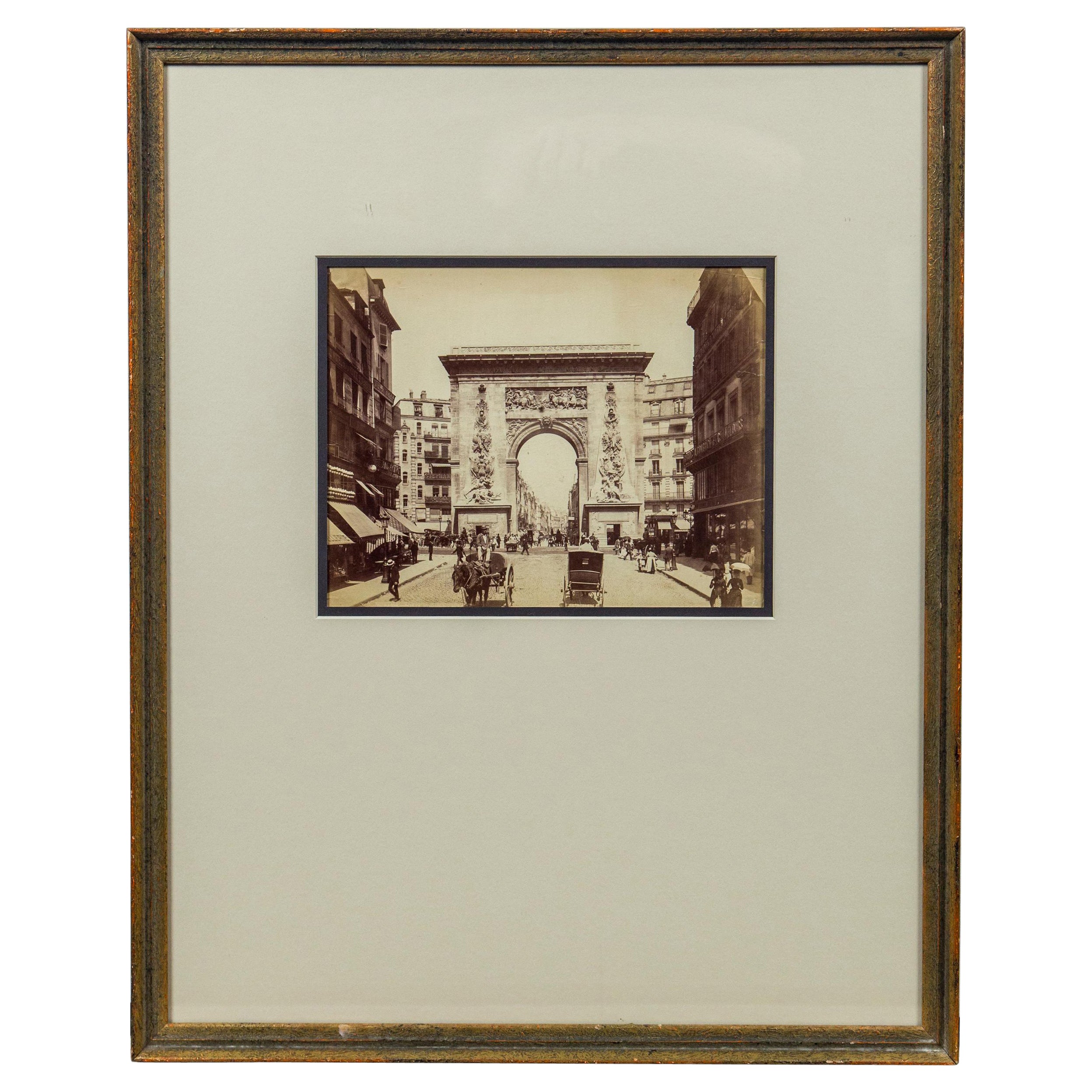Fotografía antigua en blanco y negro "Porte Saint Denis", París, finales del siglo XIX