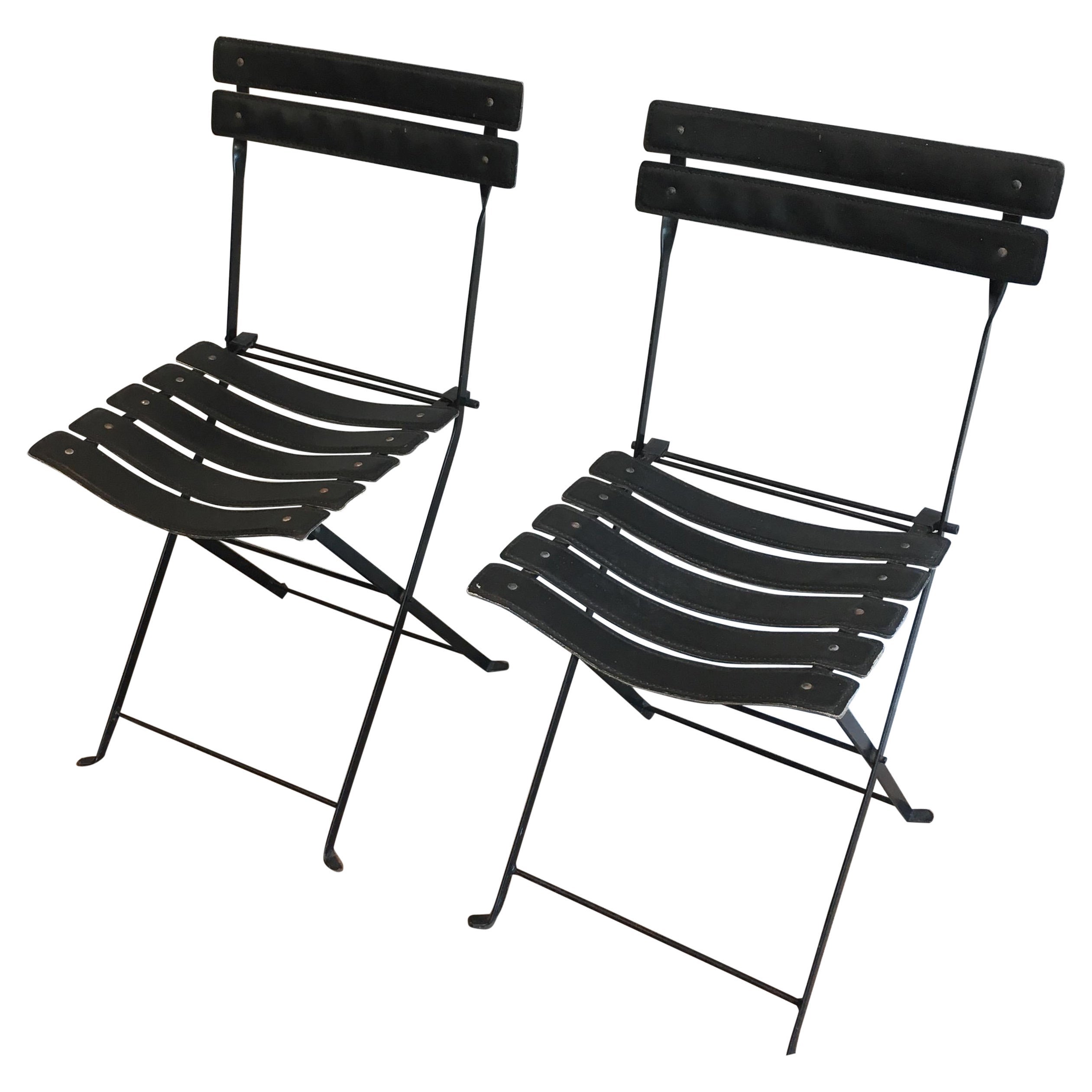 Paire de chaises en cuir noir et métal, oeuvre française, dans le style de Jacques Adnet en vente