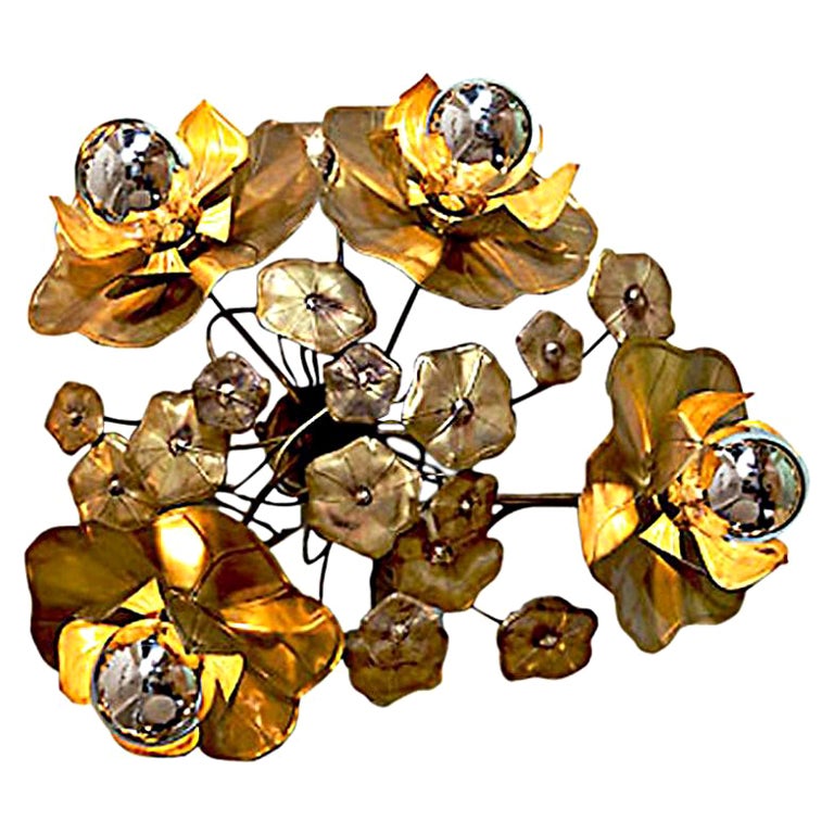 Quatre appliques ou plafonniers en forme de fleur de lotus en laiton