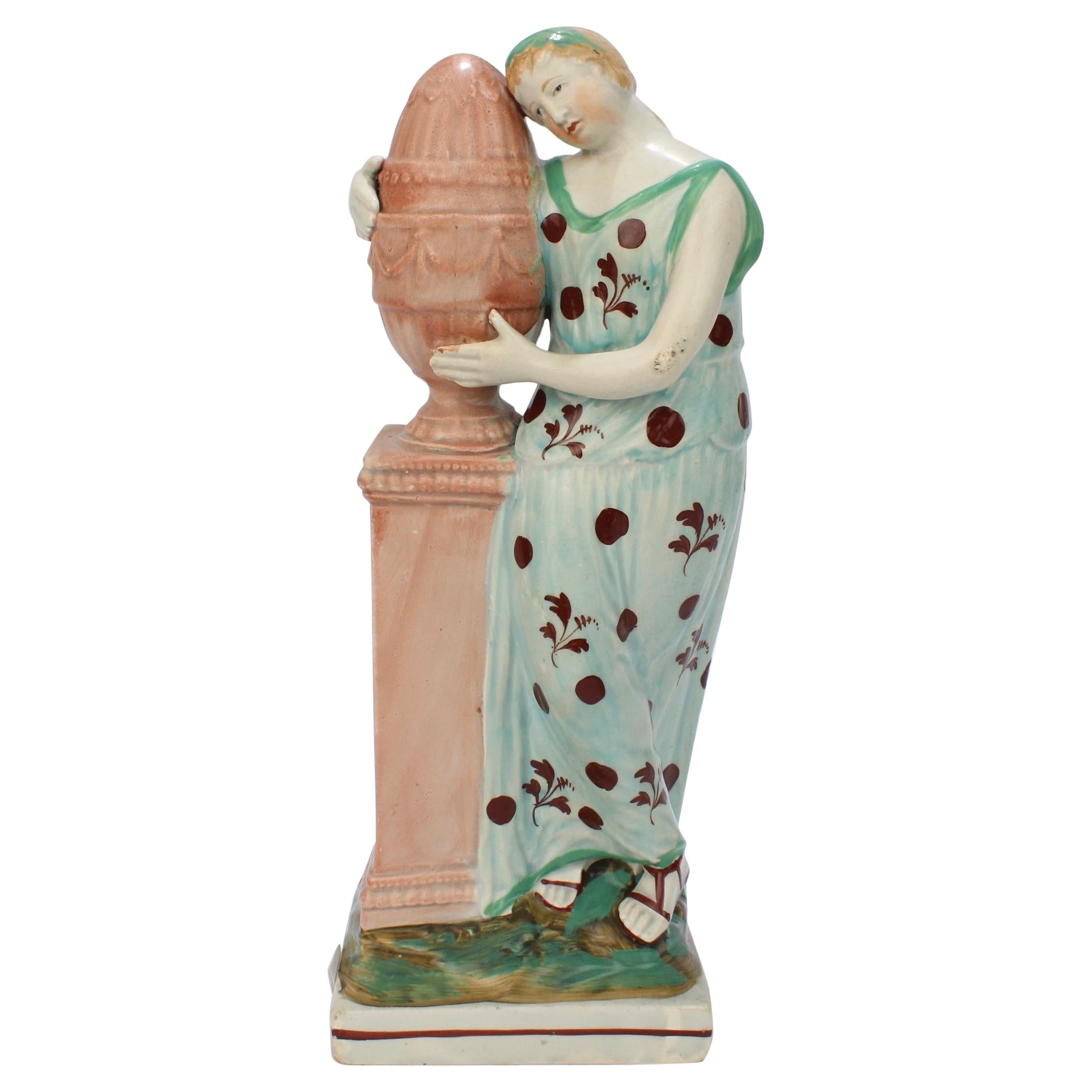 Ancienne figurine anglaise en céramique perlée du Stafforshire représentant Andromache et l'urne de Hector en vente
