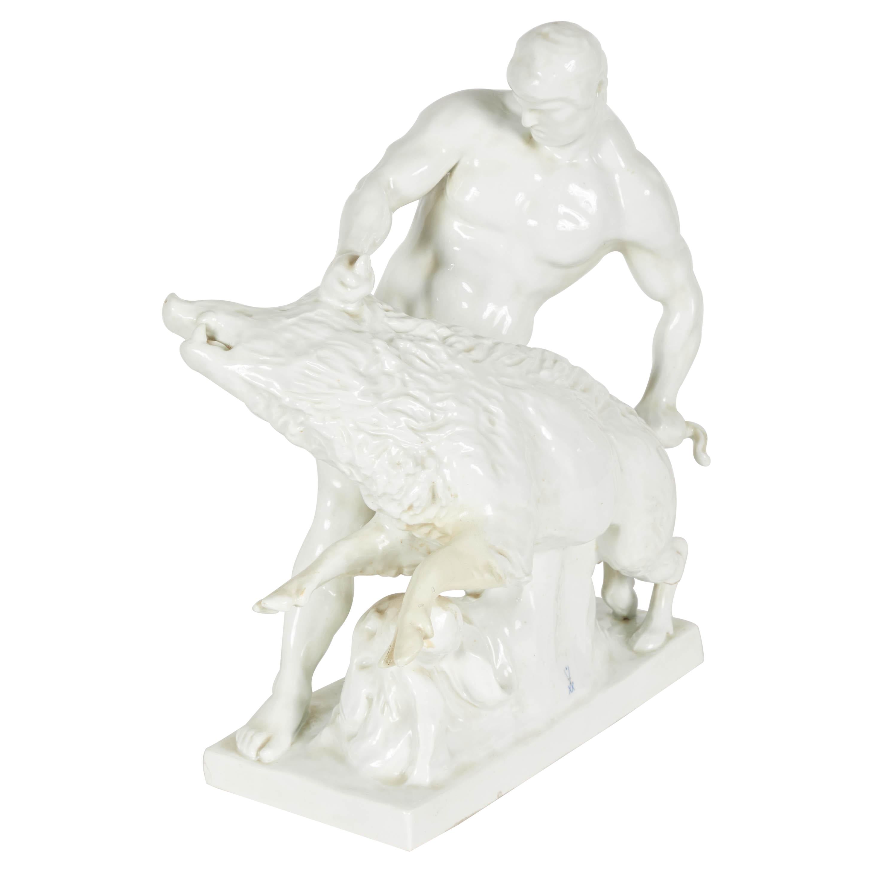 Weiße Porzellan-Skulptur eines mit einem Wildschwein ringenden Mannes im Angebot