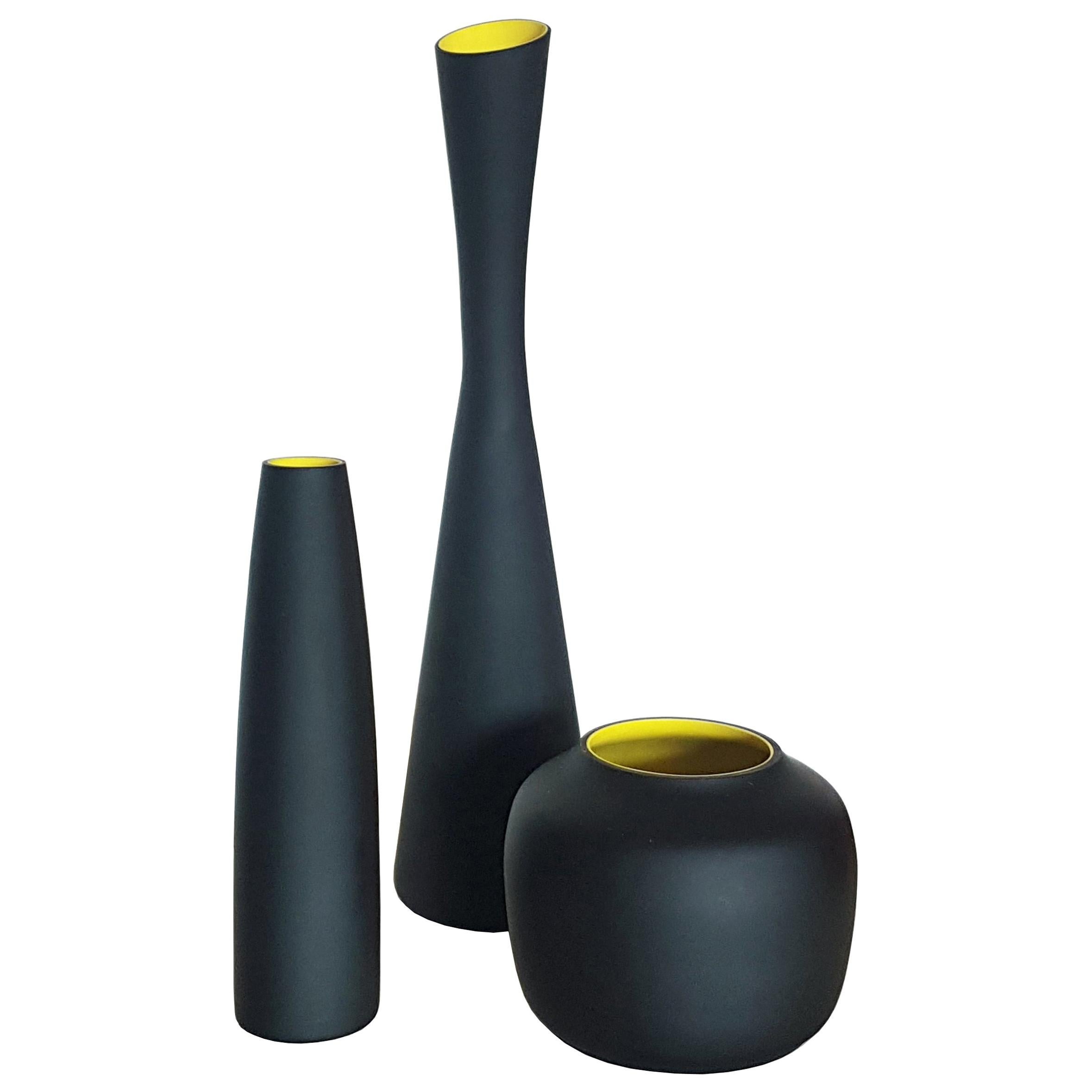 Set di tre vasi in vetro nero e giallo di Murano Incamiciato, anni '50 in vendita