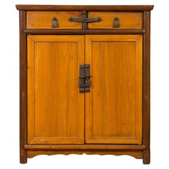 Armoire ancienne en orme bicolore avec quincaillerie en bronze taillé et patine jaune