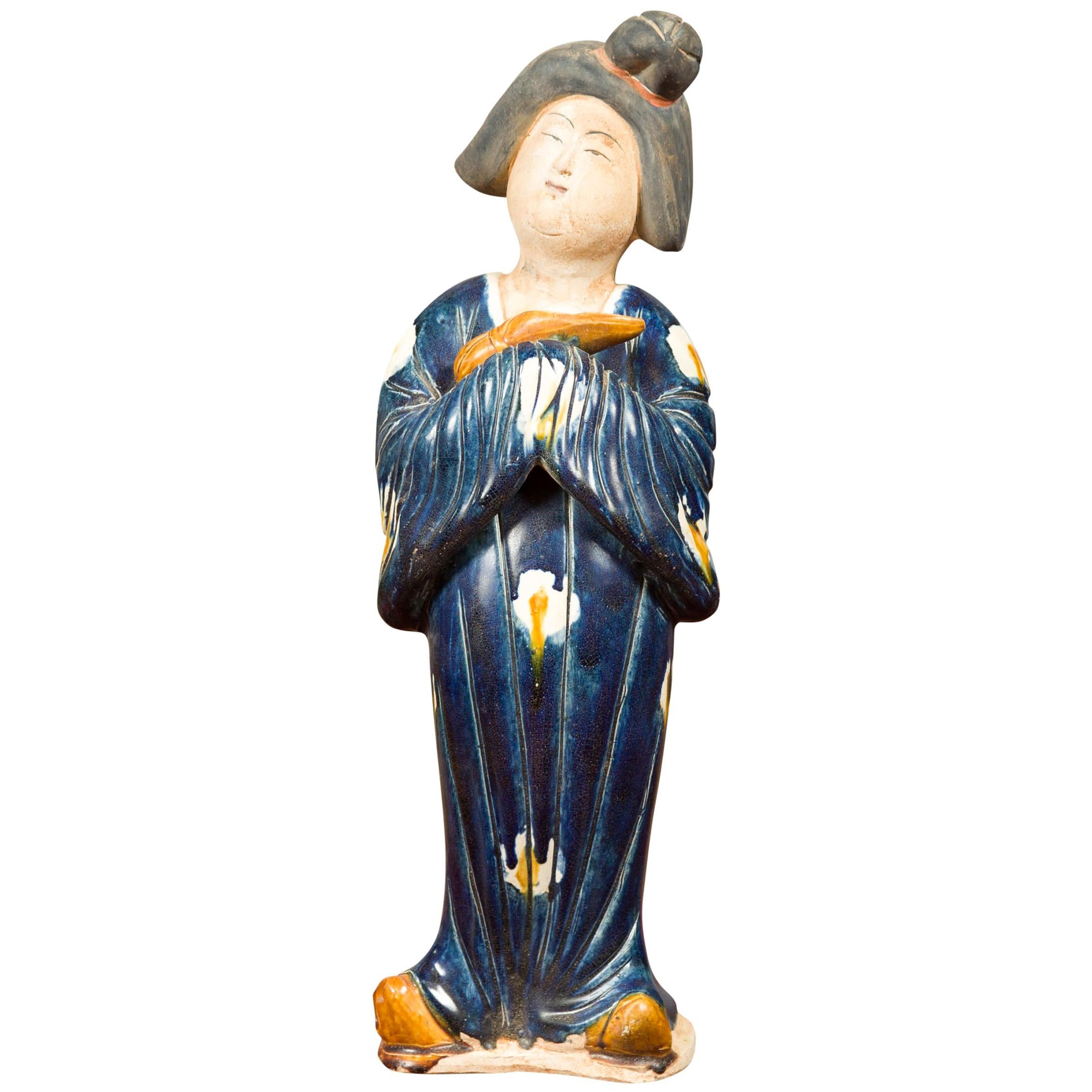 Kleine Statue einer Hof Dame, die blauen Kimono trägt und ein Baby hält