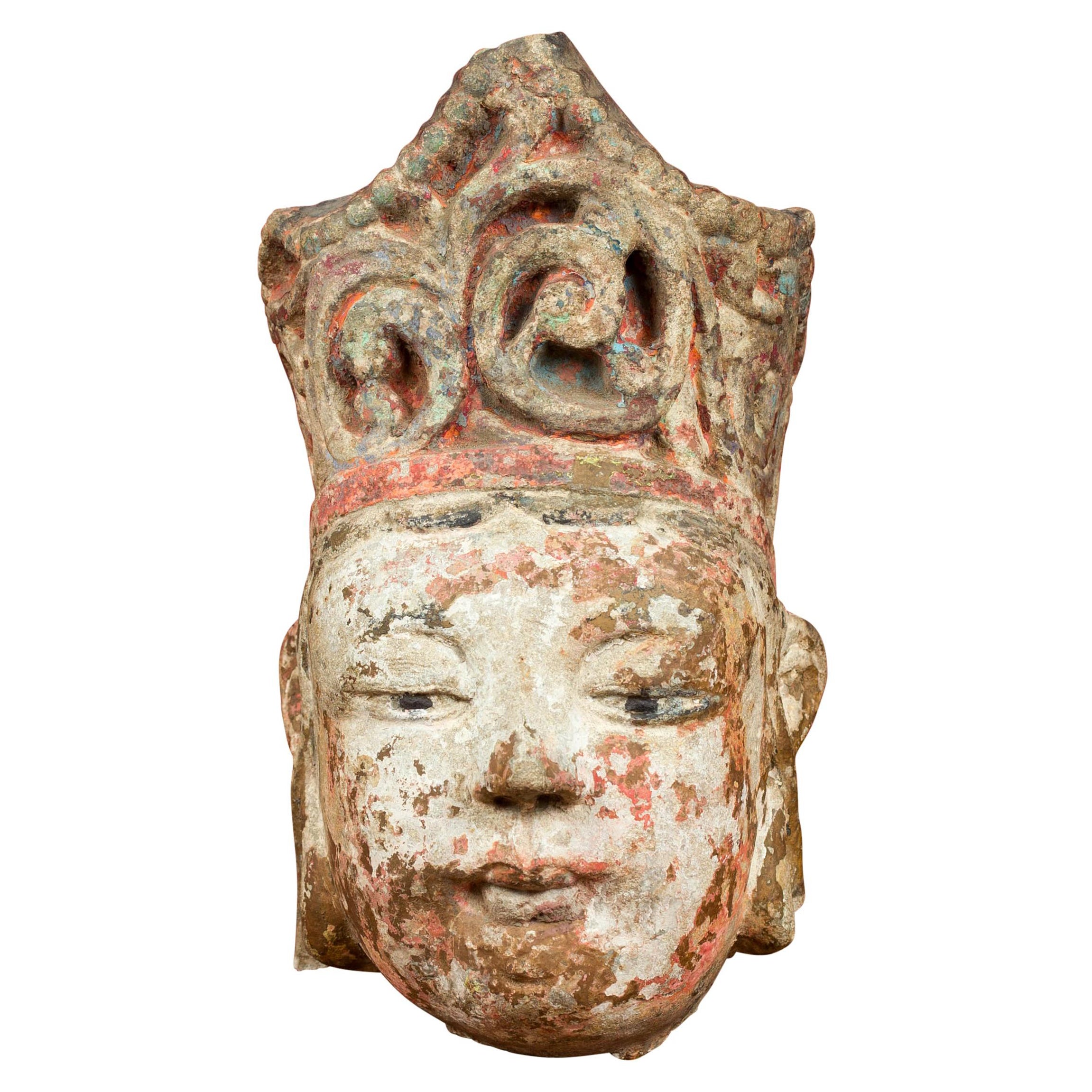 Antike geschnitzte Stein-hoffiguren-Skulptur mit hohem Kopfschmuck