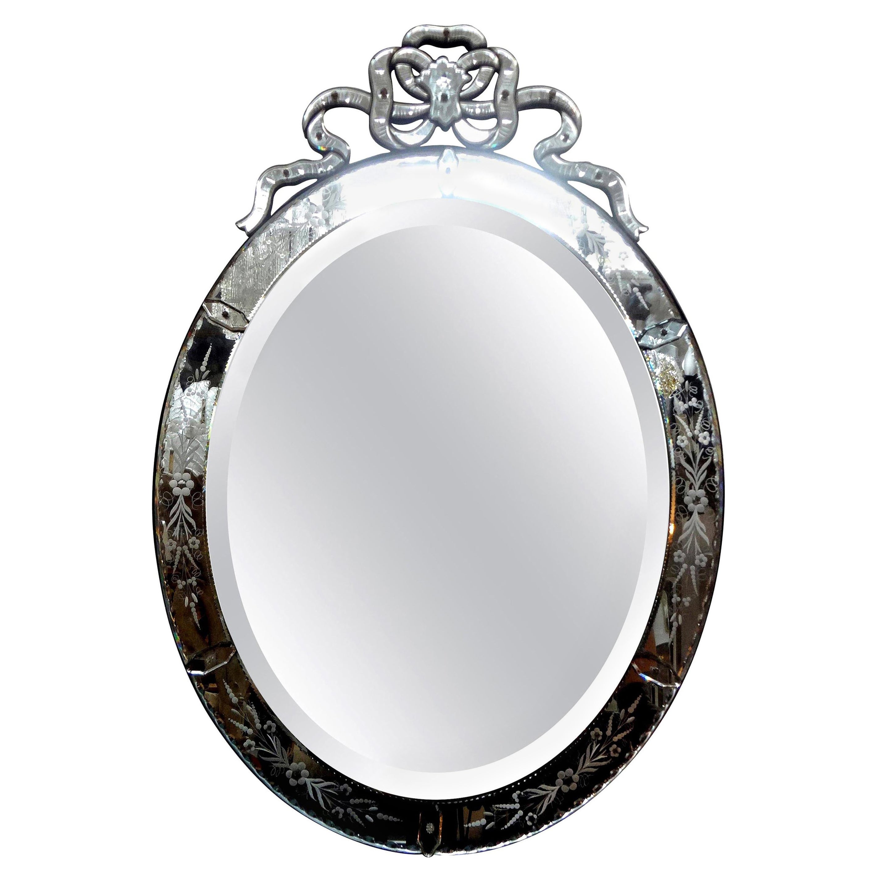 Grand miroir vénitien antique ovale gravé  en vente