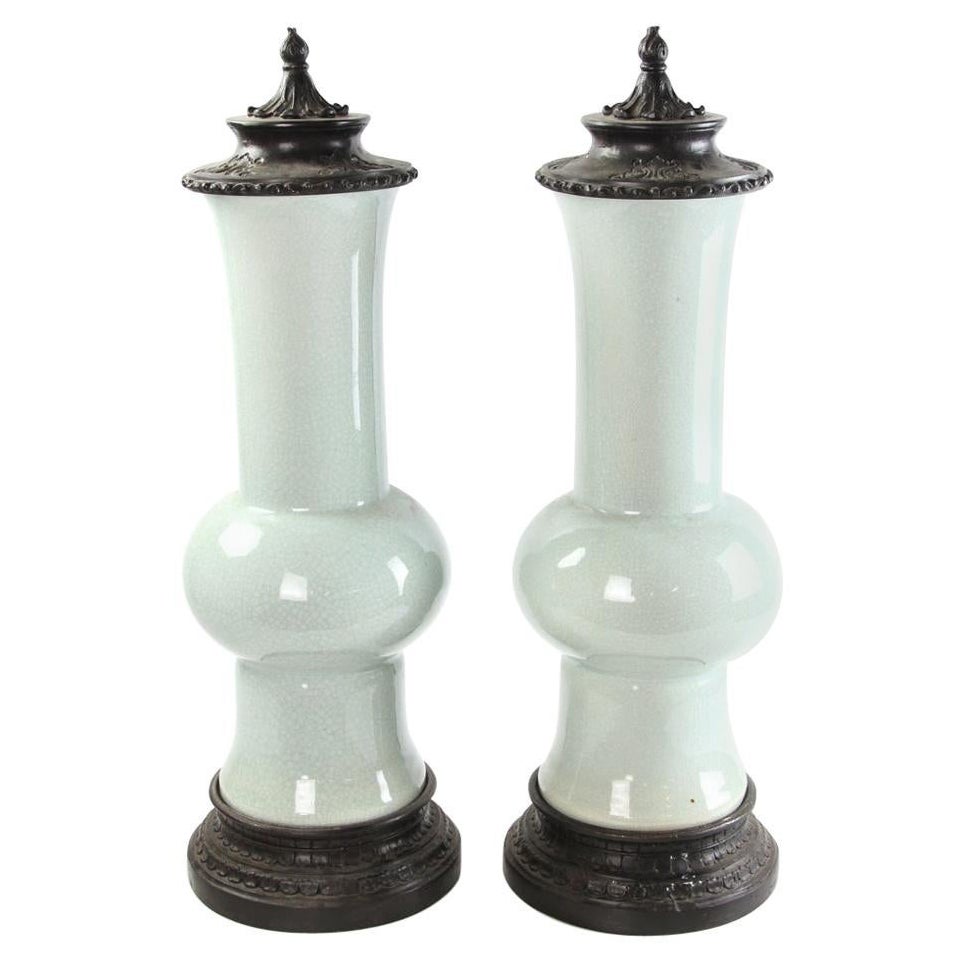 Coppia di vasi cinesi in porcellana Celadon a forma di Gu con coperchio e base in metallo in vendita