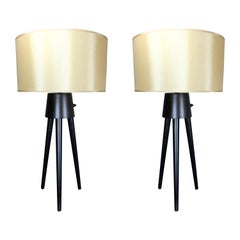 Paar schwarze Stativlampen im Midcentury-Stil mit champagnerfarbenen Lampenschirmen