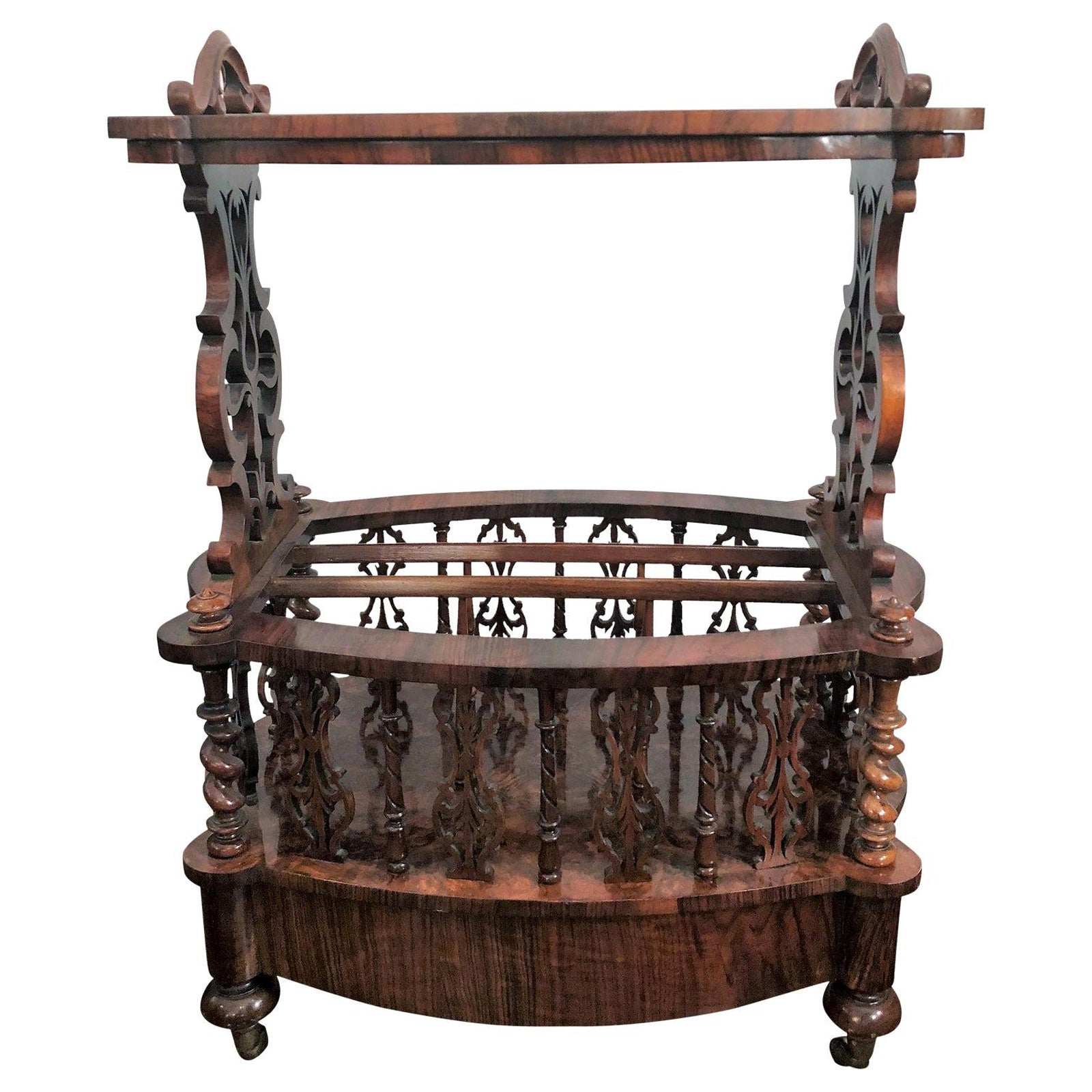 Antiker englischer Canterbury-Spiegel aus gemasertem Nussbaumholz im Angebot