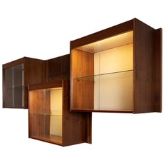 Ensemble de trois vitrines murales en bois, portes en verre coulissante, Carlo Scarpa, Italie, années 1960
