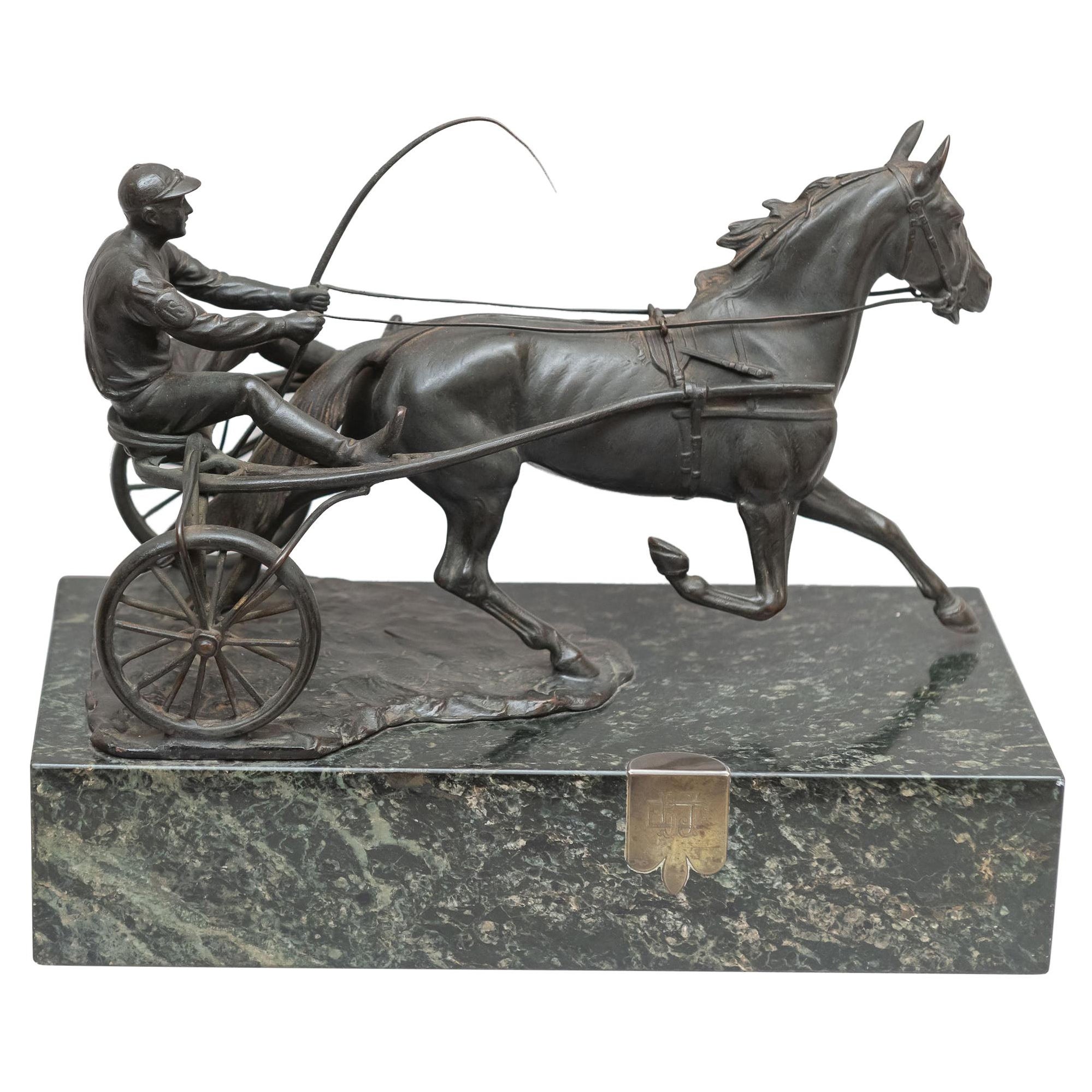 Groupe en bronze autrichien, conducteur de course au harnais et cheval, signé par l'artiste, vers 1920 en vente