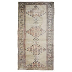 Antiker antiker Läufer 1900, kaukasischer handgefertigter Teppich aus cremefarbener Wolle