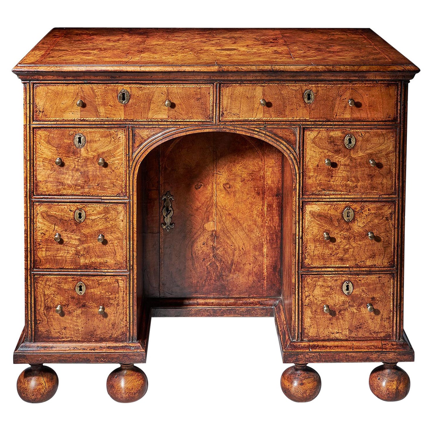 Bureau à trou de genou en ronce de bois et noyer très ouvragé de style Queen Anne