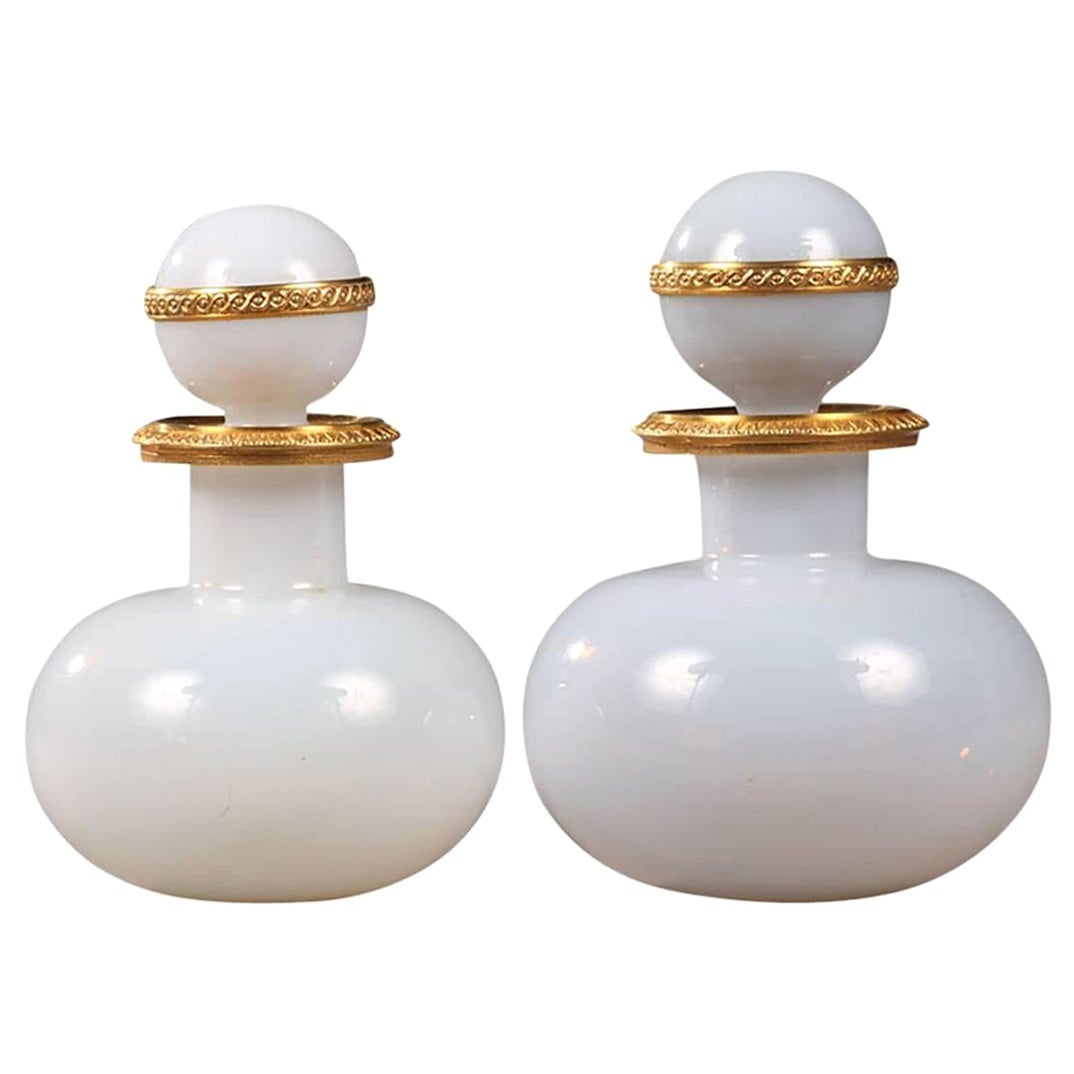 Paire de flacons de parfum en opaline blanche du 19ème siècle